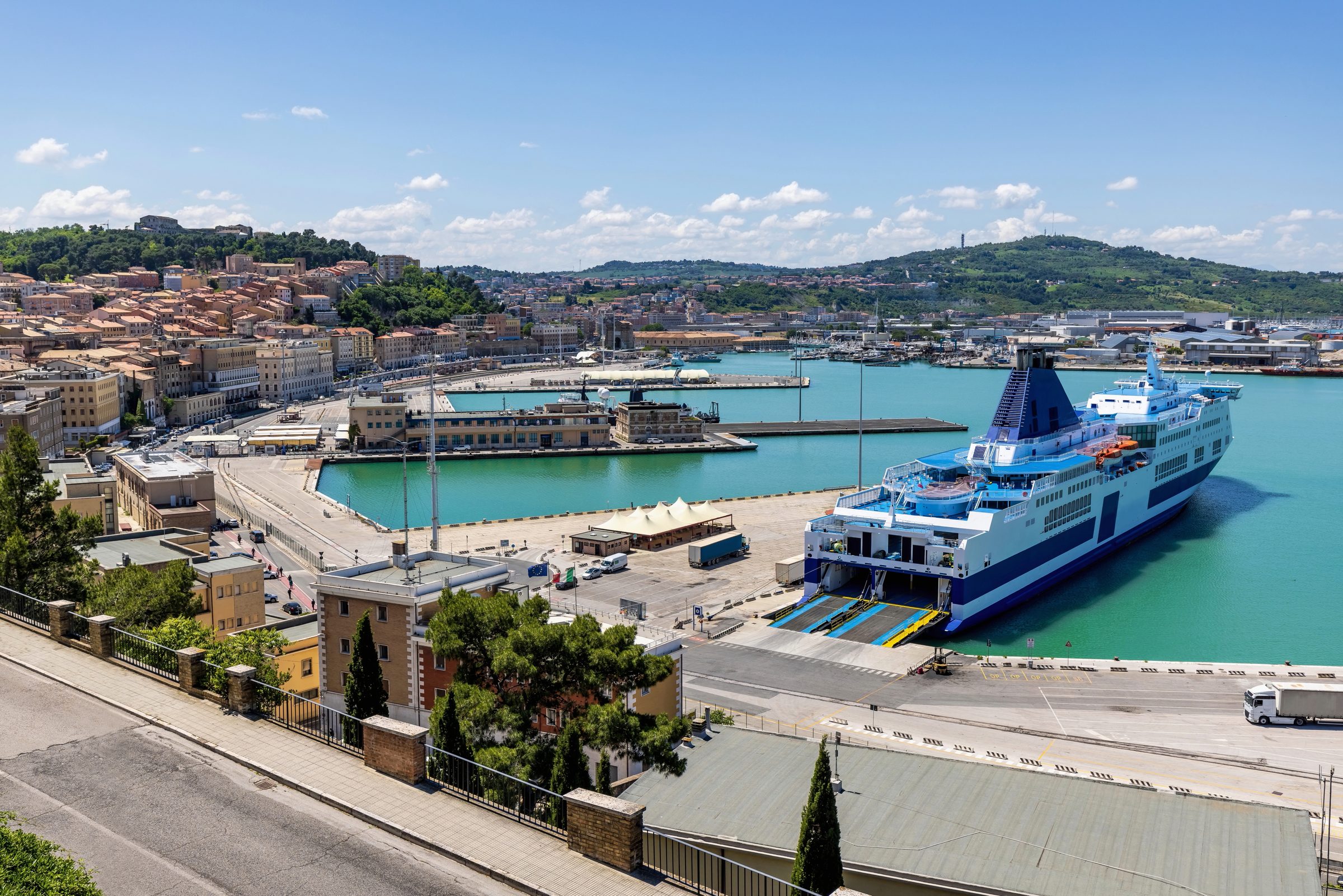 Der Fährhafen von Ancona mit einer Fähre am Terminal, bereit zum Beladen. Von hier starten die Nachtüberfahrten Richtung Griechenland.