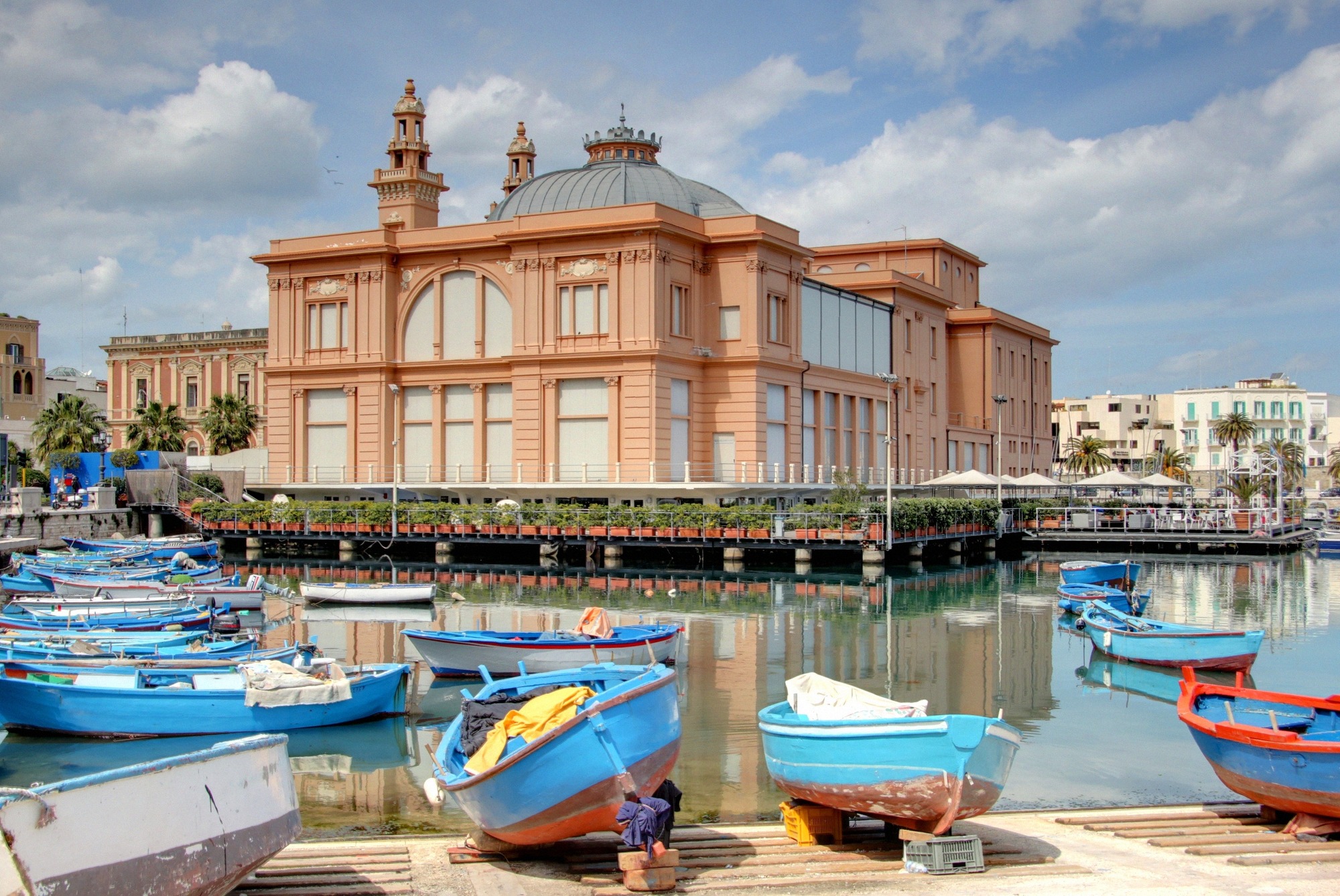 Blaue Fischerboote liegen im Hafen von Bari vor dem Jugendstilgebäude Teatro Margherita, gleich um die Ecke vom Check-in für die Fähre nach Patras.