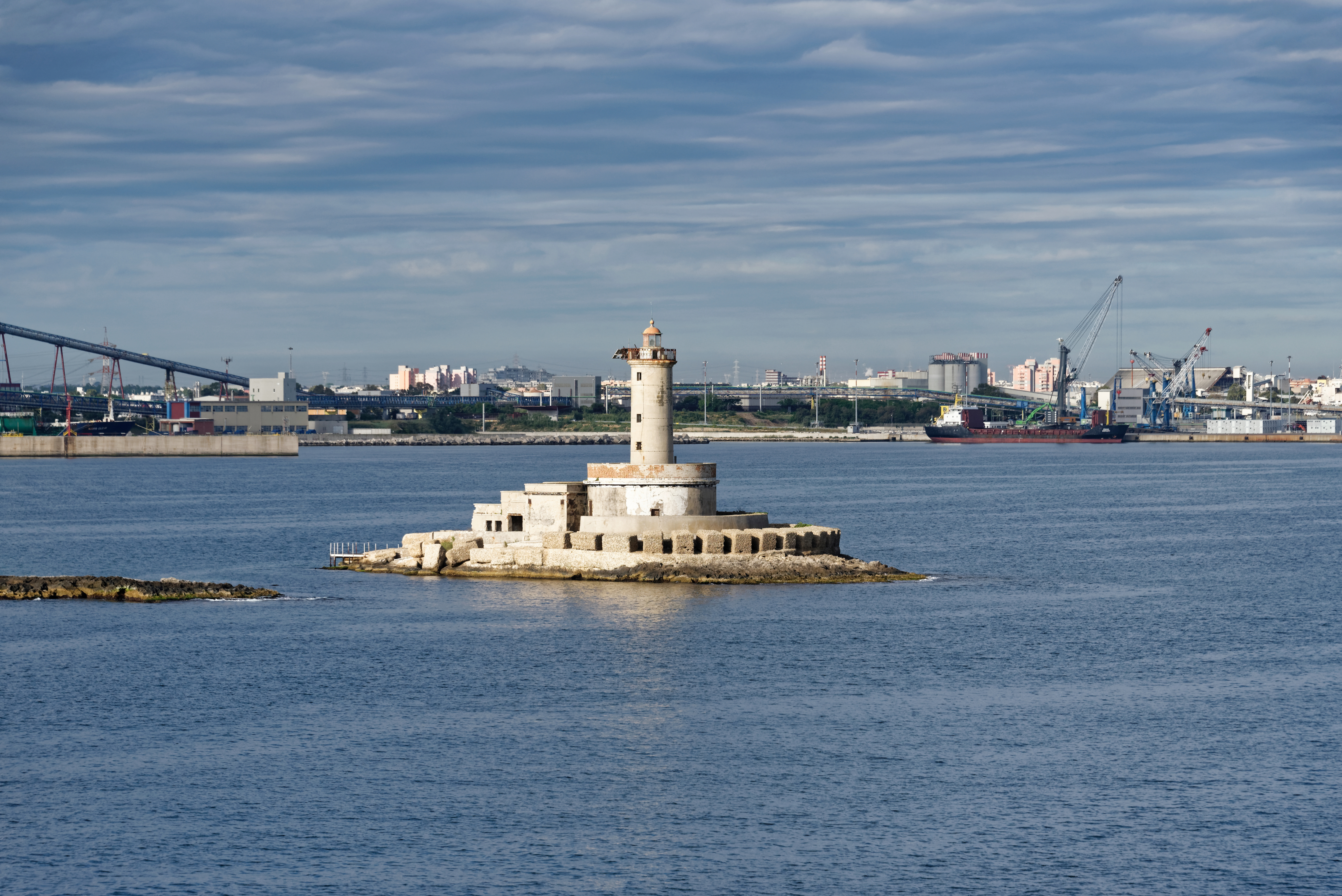 Der historische Leuchtturm Forte a Mare auf seiner kleinen Insel mitten im Hafen von Brindisi, direkt neben dem Fährterminal Costa Morena.