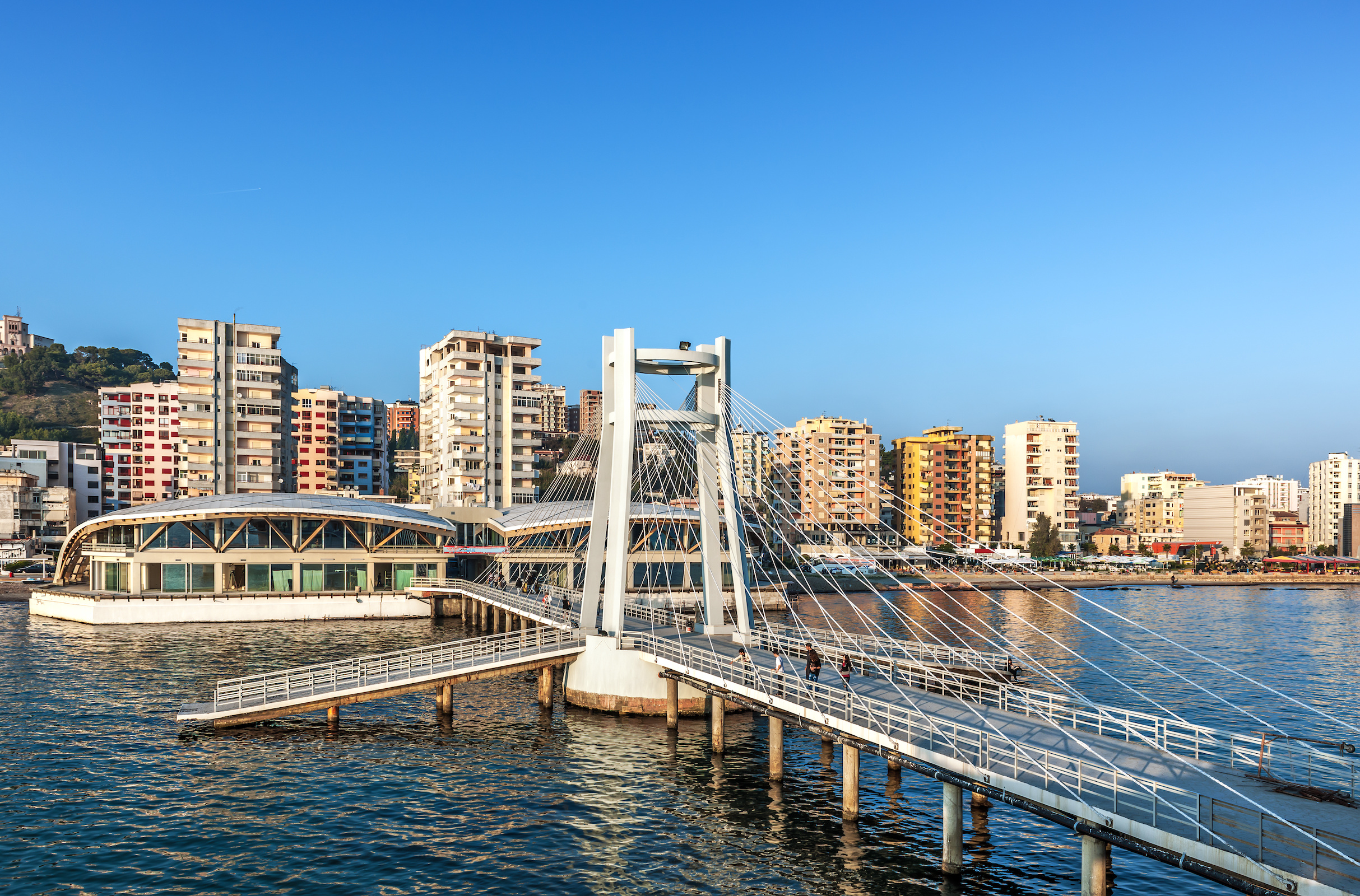 Die moderne Brücke Pista e Re prägt das Stadtbild von Durrës, dem Ankunftshafen der GNV-Fähre aus Bari.