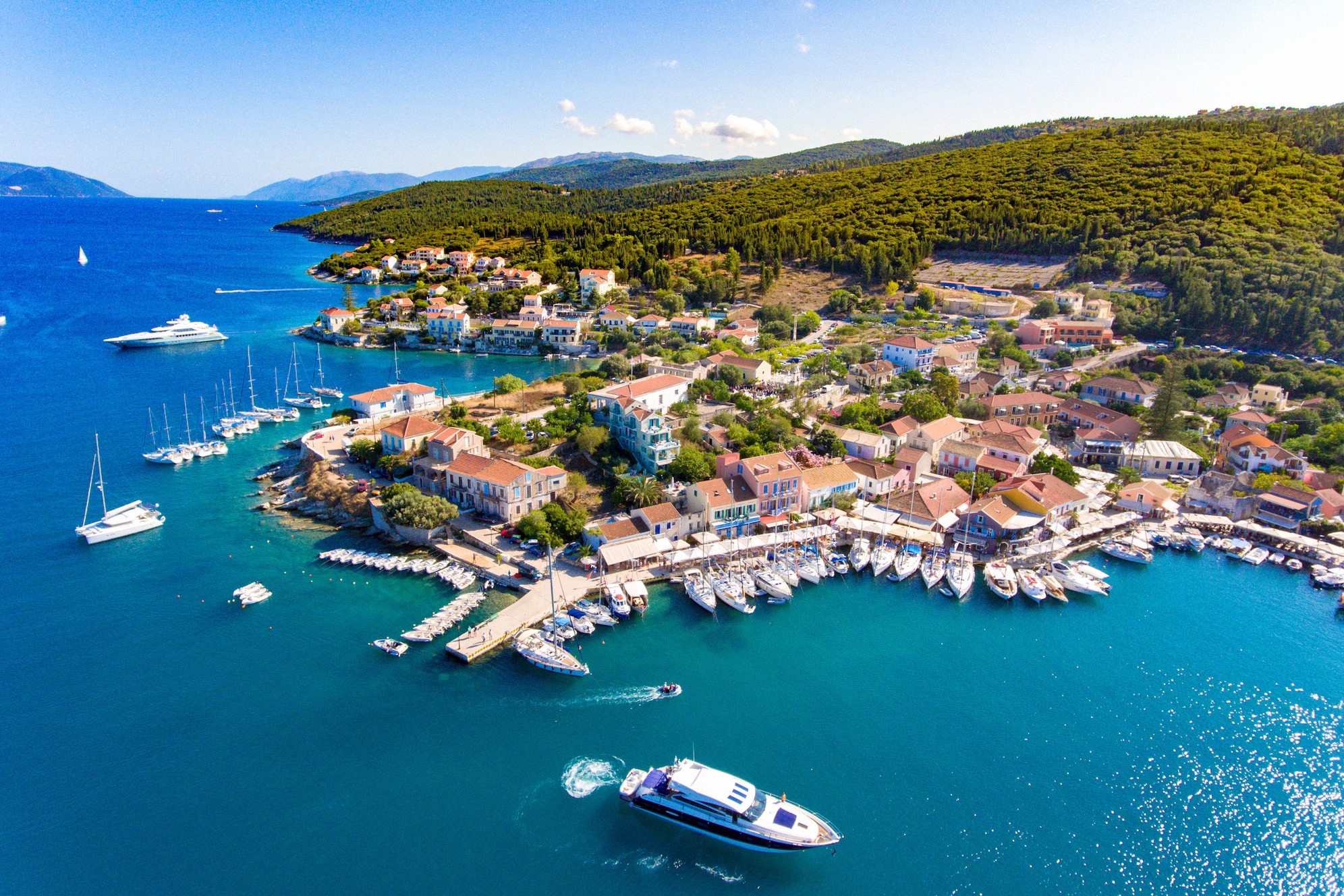 Der Hafenort Fiskardo auf Kefalonia aus der Luft