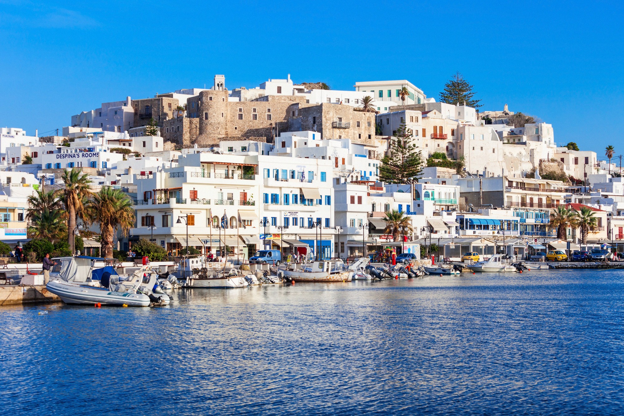 Naxos Chora und Kastro über dem Hafen mit kleinen Booten