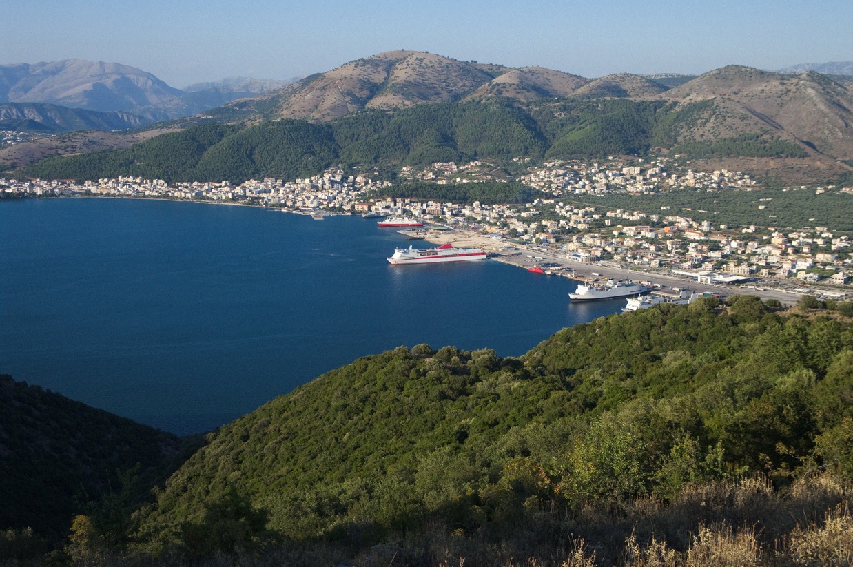 Blick auf den Fährhafen von Igoumenitsa mit Fähren an den Liegeplätzen