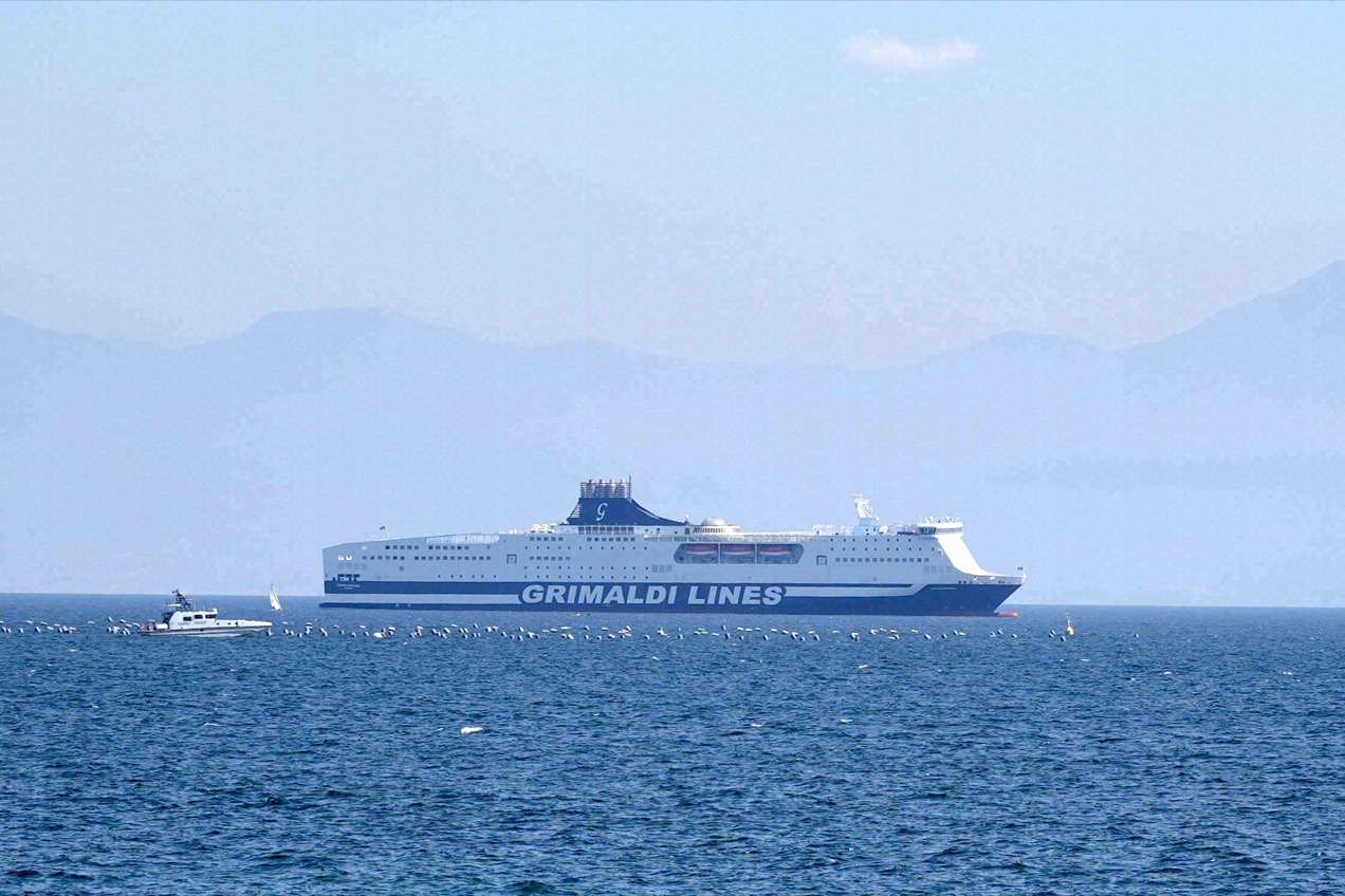 Grimaldi-Lines-Fähre auf dem Mittelmeer