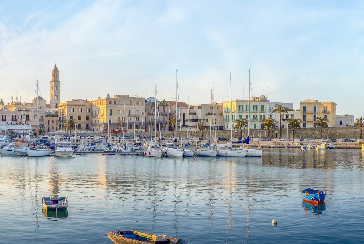 Hafen und Altstadt von Bari im Abendlicht